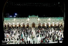 گروهی از مسلمانان در حال نماز و عبادت عصرگاهی در ماه رمضان در مسجد  "الازهر" در شهر قاهره مصر