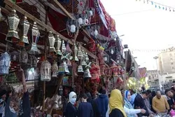 Pinalamutian ng mga Ehiptiyano ang mga Bahay at mga Kalye ng mga Parol sa Ramadan