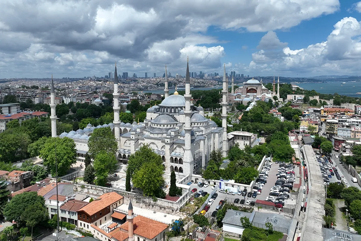 Ayasofya ve Sultanahmet Camii'lerinde karşılıklı ezan okuma geleneği