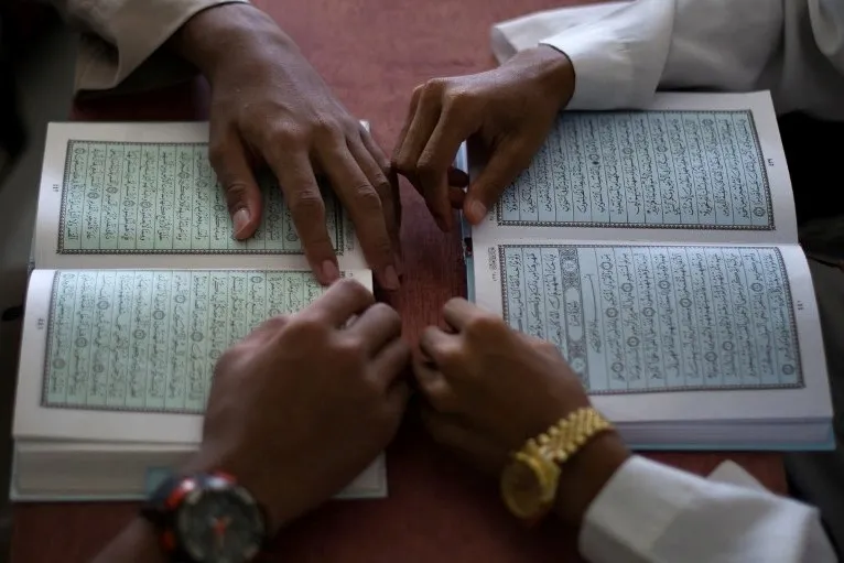 Hikayat Tiga Anak Muslim yang Dididik dalam Sebuah Keluarga Non Muslim