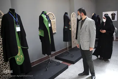 بازدید سید محمدمجتبی حسینی، معاون هنری وزیر فرهنگ و ارشاد اسلامی از ششمین نمایشگاه لباس عاشورایی در فرهنگستان هنر