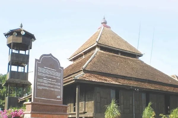 কাঠের তৈরি মালয়েশিয়ার প্রথম মসজিদ