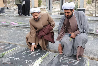 غبارروبی گلزار شهدای ملایر هم‌زمان با روز بزرگداشت شهدا