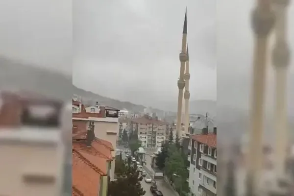 د طوفان له امله  په ترکیې کې د یوه جومات میناره څرنګه نسکوره شوه(فیلم)