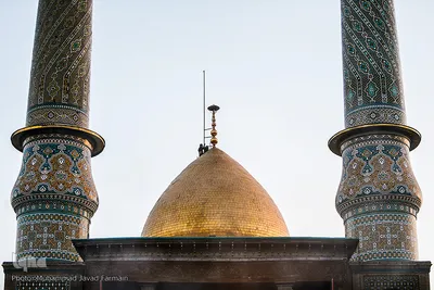 برافراشتن پرچم حرم امام حسین (ع) بر گنبد کربلای ایران