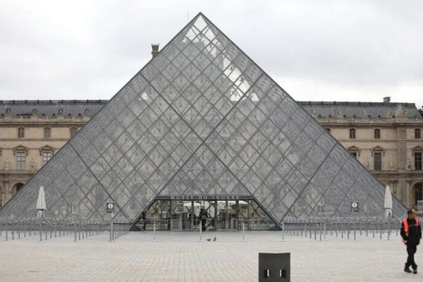 Louvre Museum Exhibition Showcases Selected Works from Islamic Art Collection
