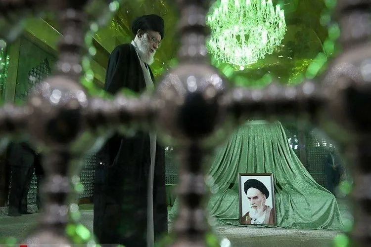 Ziarah pemimpin Revolusi Islam di makam Imam Khumeini (ra) dan di taman suci Syuhada