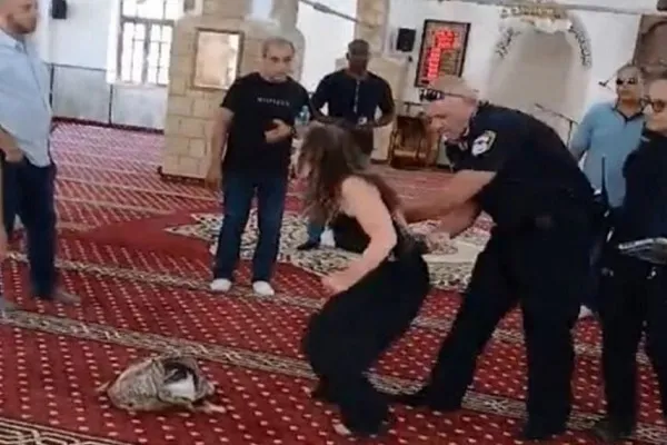 Profanation d'une mosquée dans le sud des territoires occupés 