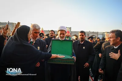 تعویض پرچم گنبد رضوی همزمان با آغاز ماه ربیع‌الاول
