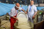 پخت غذا برای سیل‌زدگان خوزستانی توسط مواکب خمینی‌شهر