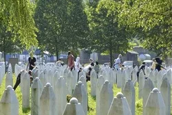 Srebrenitsa qırğınında ölənlərin xatirəsi anılır