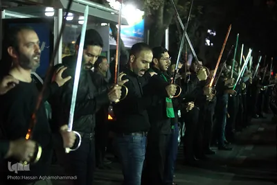 دسته عزاداری شاه حسین گویان در میدان منیریه 