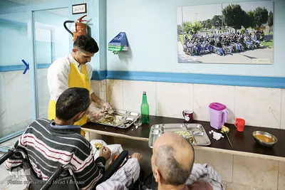 معلولین و سالمندان کهریزک میهمان هم‌نمک شدند
