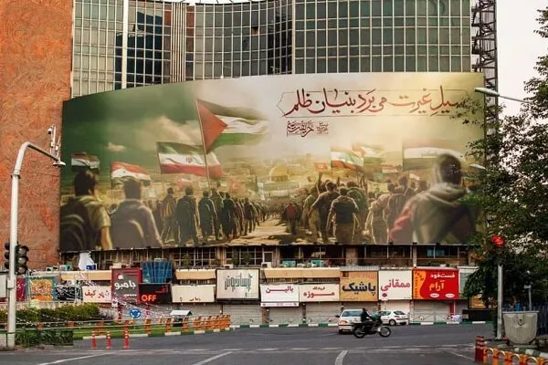 Tahran'daki Valiasr Meydanı yeni resimle süslendi