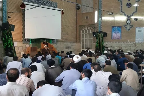 هر روحانی باید سدی در برابر فرهنگ های بیگانه باشد