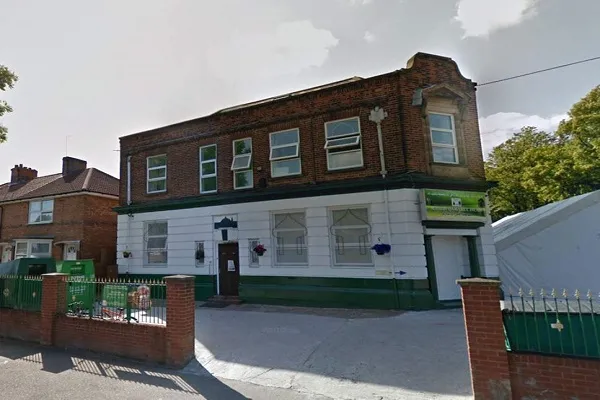 Armed Police Rush to Birmingham Mosque after Thugs Attack Muslims