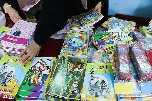 تدارک نوشت‌افزار برای دانش‌آموزان نخبه از سوی مؤسسه متوسلین به امام رضا(ع)