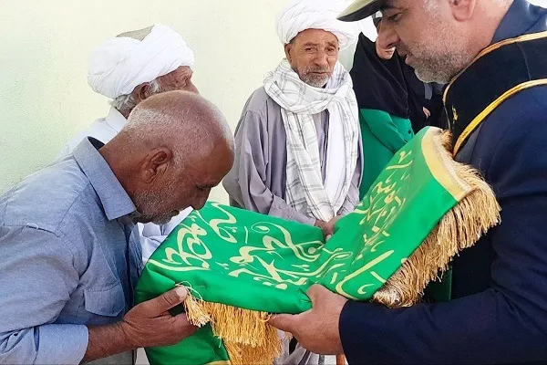 عکس | استقبال مردم نیمروز از پرچم حرم مطهر حضرت معصومه(س)
