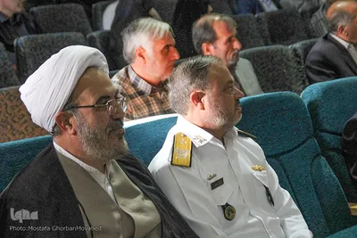 رونمایی از کتاب «قاب سرخ» آلبوم تصاویر مادران و پدران شهید در اهر
