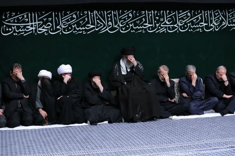 دومین شب مراسم عزاداری حضرت اباعبدالله الحسین(ع) با حضور رهبر معظم انقلاب برگزار شد
