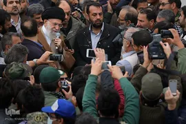 حضور رهبر معظم انقلاب در منطقه زلزله‌زده سرپل ذهاب