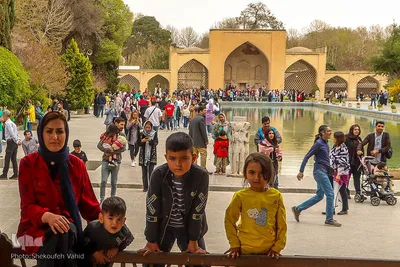 استقبال بی نظیر مسافران نوروزی از کاخ چهلستون اصفهان