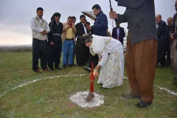 نوزدهمین کلنگ مدرسه خیرساز دیواندره در روستای مران سفلی به زمین‌زده شد