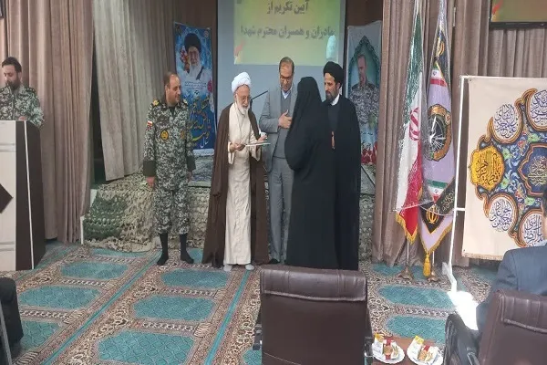 مراسم تکریم مادران و همسران شهدا در اراک برگزار شد