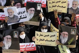 راهپیمایی مردم اصفهان در اعتراض به اهخانت نشریه فرانسوی به ساحت شریف مرجعیت