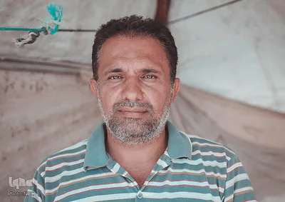 محمد حسن یونس 41 ساله، اهل موصل است و مدت 3 سال است همراه با خانواده‌اش در اردوگاه شهرک حمام العلیل در جنوب موصل زندگی می‌کند. او شش فرزند دارد و فرزند بزرگش دچار بیماری قلبی است و فرزند کوچکش اتیسم دارد. هر دو کودک او به درمان توسط متخصصان نیاز دارند.