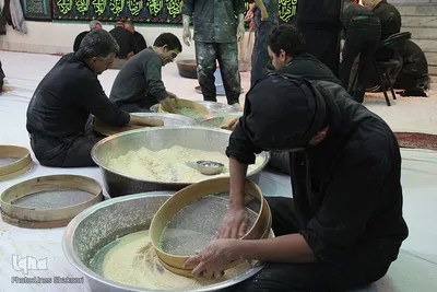 آماده سازی اوماج حلوای سنتی زنجان برای روز عاشورا