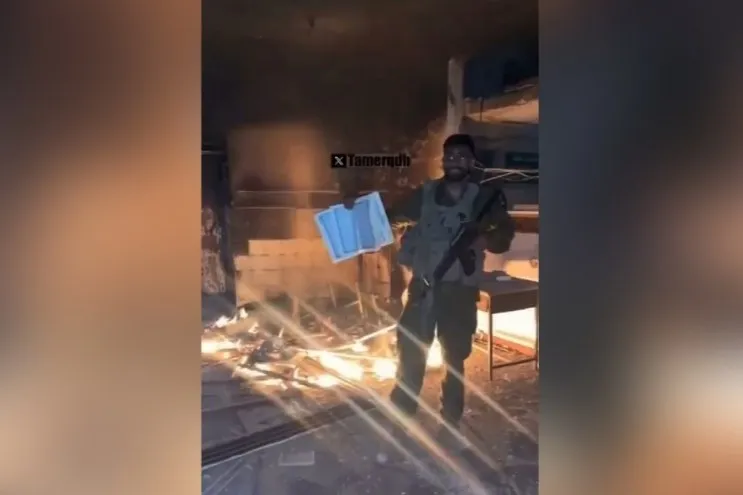 جندي إسرائيلي يلقي نسخة من القرآن في النار