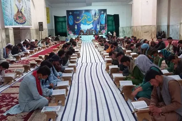 شیعه او سني ځوانان د افغانستان په امامزاده یحیی (ع) زیارت کې د قرآن کریم تلاوت کوي