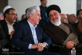 از راست آیت الله سیدمصطفی محقق داماد و منصور غلامی، وزیر علوم، تحقیقات و فناوری در مراسم بزرگداشت اولین سالگرد درگذشت حجت‌الاسلام والمسلمین احمد احمدی