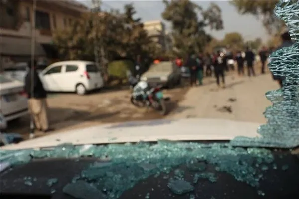 Pakistan’da camiye bombalı saldırı