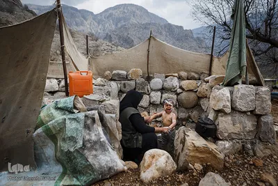 شهرستان لالی در ۴۵ کیلومتری مسجد سلیمان واقع است و اغلب ساکنان آن از طایفه بختیاری هستند. جمعیت این منطقه ۳۵ هزار نفر است که در تابستان به علت کوچ عشایر به ۲۳ هزار نفر می‌رسد. روستانشینان شهرستان لالی از محرومیت شدید در زمینه دسترسی به امکانات بهداشتی رنج می‌برند و برای تأمین مایحتاج خود مشکلات فراوانی را متحمل می‌شوند. 