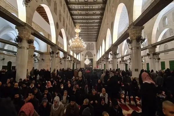 Ribuan rakyat Palestin berarak pada 