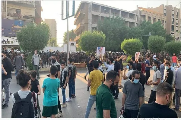 تظاهرات عراقی‌ها مقابل سفارت فرانسه در بغداد / تصاویر ماکرون و پرچم فرانسه به آتش کشیده شد