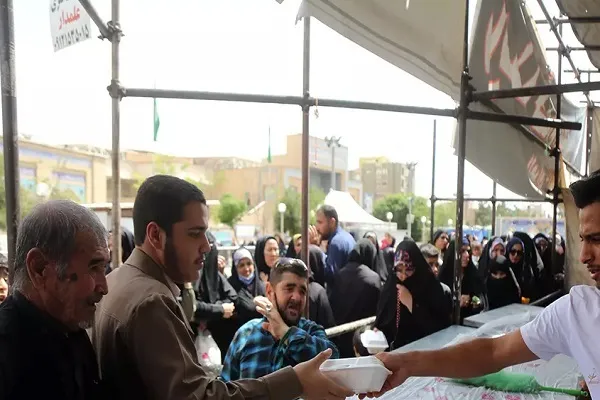 پذیرایی از ۵۳ هزار زائر در حرم حضرت معصومه(س)