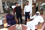 ডন দিকে প্রথম বসে আছেন সেনেগালের ক্বারি ও হাফেজ মুমদুন সিসে
