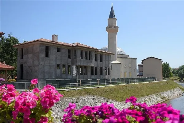 Bosna Hersek'in Olovo kentinde yapımı duran Ahi Evran Veli Kırşehir Camisi yardım bekliyor