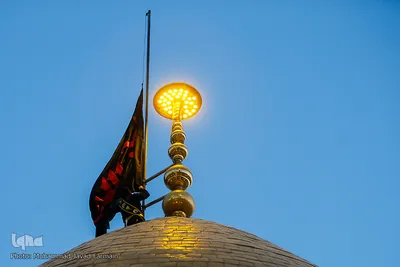 برافراشتن پرچم حرم امام حسین (ع) بر گنبد کربلای ایران