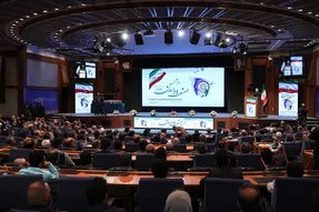 دولت خود را متعهد به رفع موانع تولید و حمایت از صنعتگران می‌داند