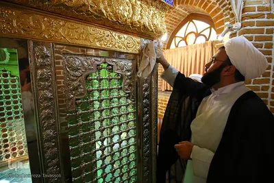 غبارروبی حرم امامزاده سیدجمال‌ بن موسی بن جعفر(ع) ـ تبریز