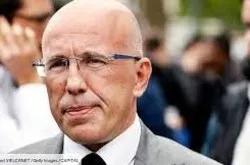 Éric Ciotti réclame l’interdiction du port du voile pour les mineurs et dans les services publics