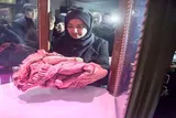 اهدای عروسک‌ها و لباس‌های شهیده «ملینا» به موزه دفاع مقدس کرمانشاه
