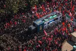 میلیون‌ها نفر در مراسم تشییع رهبر ایران بر ادامه مقاومت تأکید کردند