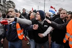 An Hana Masu Kyamar Musulunci Yin Gangami A Kusa Da Masallatai A Holland