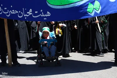 قافله عزاداری و نماز ظهر روز عاشورا در اصفهان