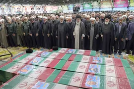 اقامه نماز بر پیکر رئیس جمهور شهید و همراهان ایشان